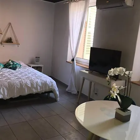 Cocooning A 50 M Du Port, Classe 1 Etoile Cassis